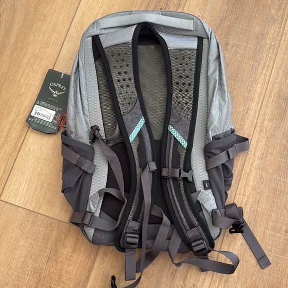 Osprey Quasar Silver 26L backpack - Picture 3 of 6